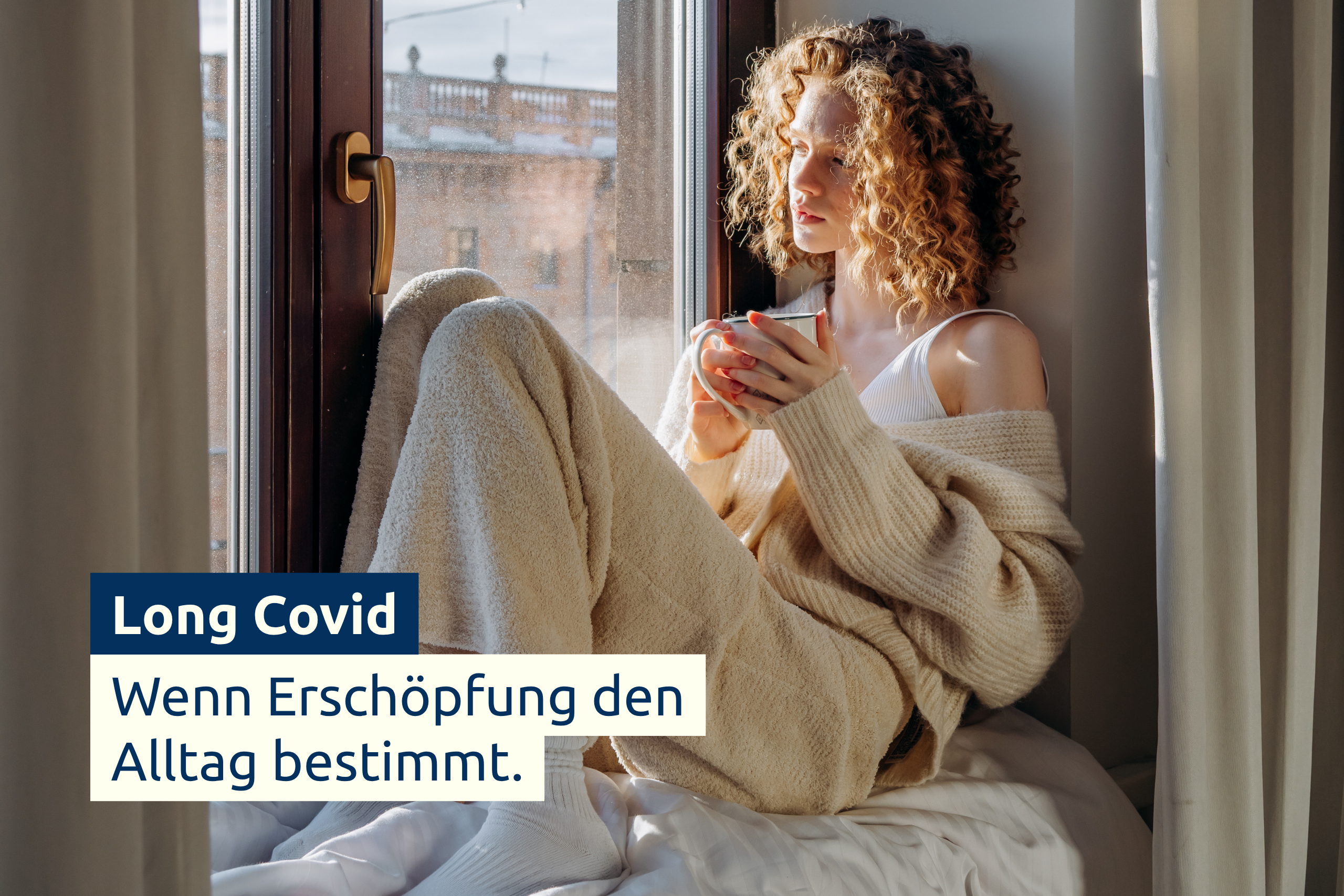 Erschöpfte Person mit Tasse am Fenster, mit Decke: Alltag mit Long COVID und ME/CFS